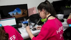אשה חרדית בעבודה